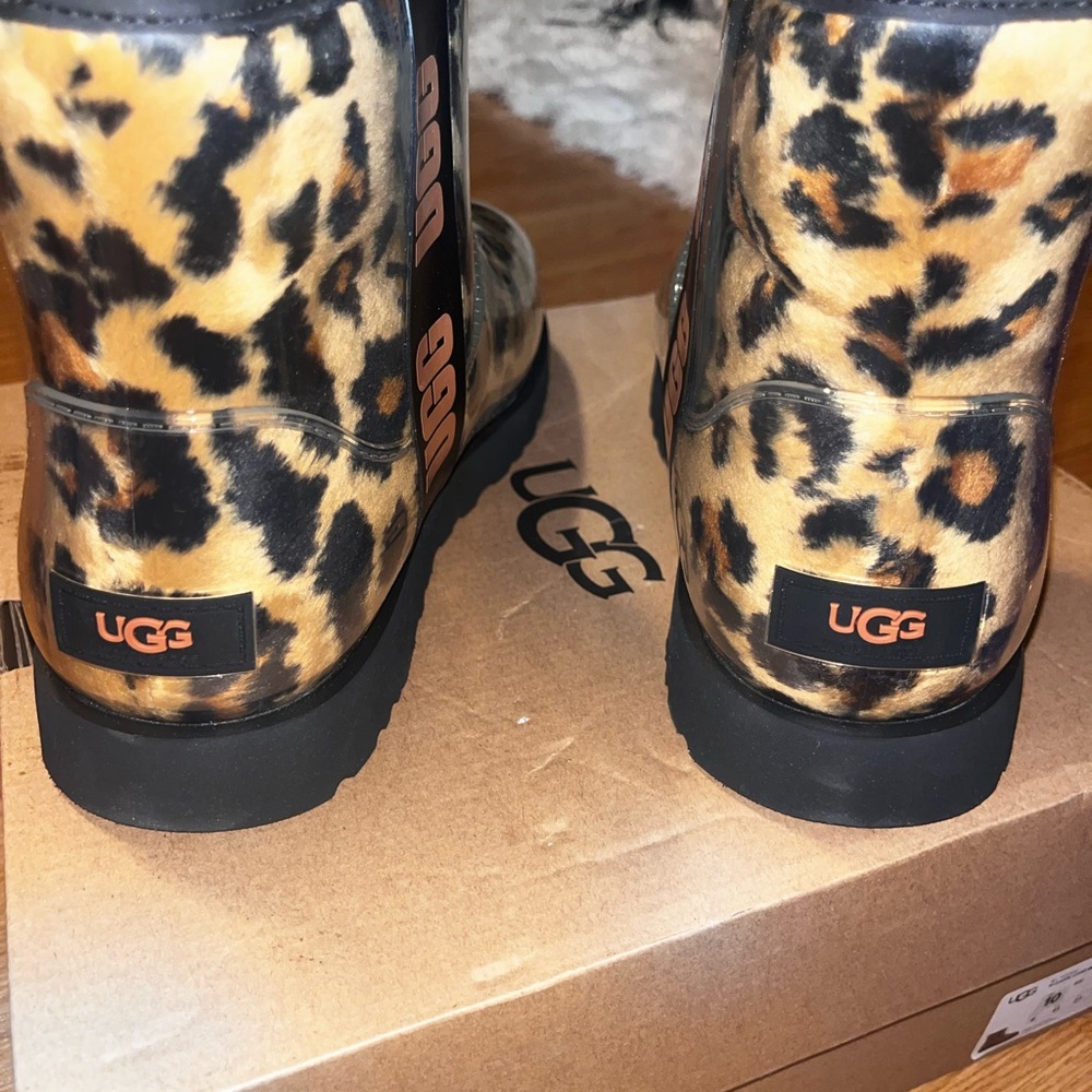 Woman’s Classic mini UGG size 10